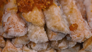 茄子撈出后放入雞精和XO醬拌均勻。
