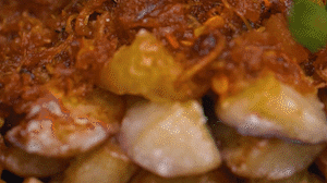 把茄子一條一條的擺好放在盤子上，上鍋蒸制3到4分鐘，出鍋后撒上蔥花。