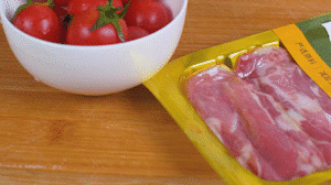 洋蔥、土豆切丁塊，火腿切小片，小番茄對(duì)半切開。