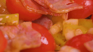 接著放入土豆和洋蔥，翻炒兩分鐘斷生。