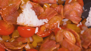 將米飯倒入鍋中搗散，同其他食材混合拌炒均勻關(guān)火。