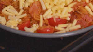 烤箱上下火180度預(yù)熱，將米飯分別盛入容器中。表面均勻的撒上馬蘇里拉芝士碎，放進(jìn)烤箱中層烤20分鐘左右，待芝士融化上色即可。