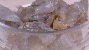 蝦去殼去蝦線，加姜絲、鹽腌制15分鐘，微煎1分鐘備用。