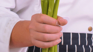 蘆筍刨去老筋，斜切小段。