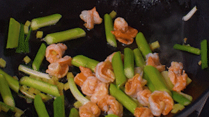 加入煎好的蝦仁，XO醬，以適量鹽、糖進(jìn)行調(diào)味翻炒。