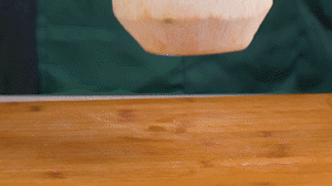 椰子切開頂部，把椰子水倒出，再把椰肉切片。