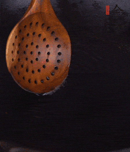 鍋中多倒些花生油，油溫達(dá)80度時(shí)，下芋頭丁炸 40 秒，直到表皮金黃，撈出待用。