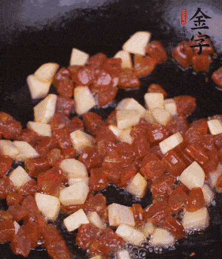 鍋中熱油，下香腸丁、茭白丁大火炒出香味。倒入米飯拍散，炒2～3分鐘。