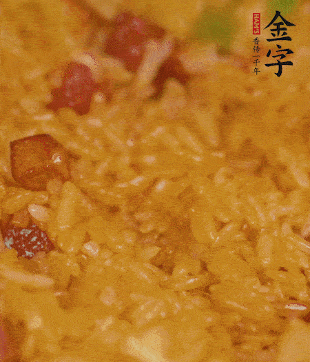 放一撮鹽、生抽少許，倒入炸好的芋頭。最后撒蔥花、蒜末翻炒均勻。