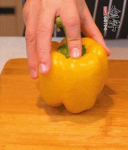 干花菇提前泡發(fā)，胡蘿卜、青椒、黃椒和花菇切丁，小紅椒切圈，小蔥切末。