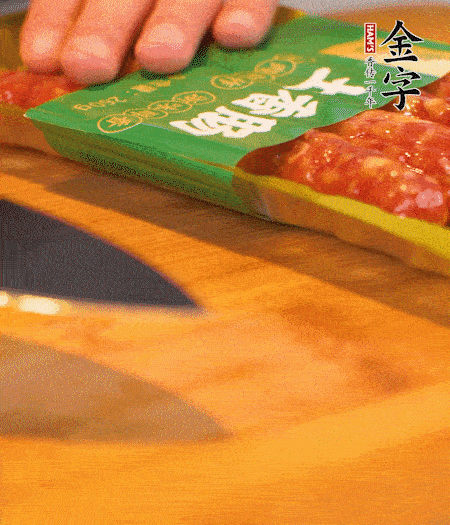 洋蔥切丁，金字土香腸切片。