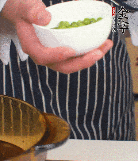 胡蘿卜、豌豆和干花菇焯水。