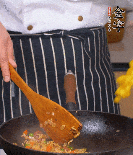 加咖喱塊、少許鹽、白糖調味，炒至咖喱塊融化后，倒米飯，翻炒至每粒米飯都包裹上咖喱，再放黃椒、青椒粒，出鍋前加菠蘿粒和小蔥翻拌均勻。