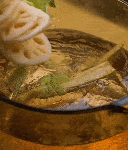 把玉米筍（對半切開）、西芹（切斜片）、蓮藕（切片），放入開水鍋內(nèi)，加點少許鹽、油，汆燙2分鐘。