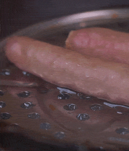 金字10°鮮低溫香腸蒸10分鐘后，切片。