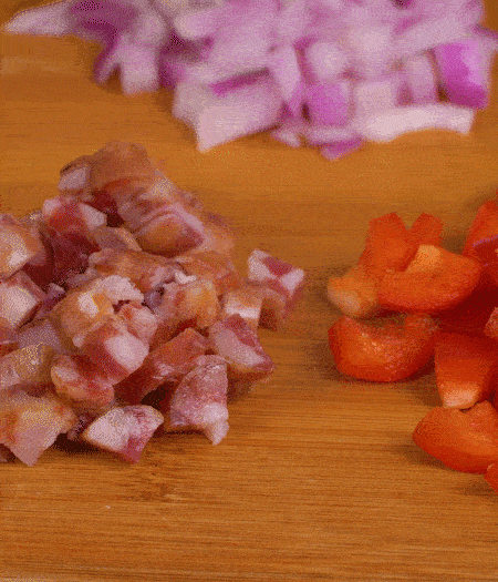 黃椒、紅椒、白洋蔥、土豆、大蔥分別切丁。金字10°鮮低溫香腸切丁。