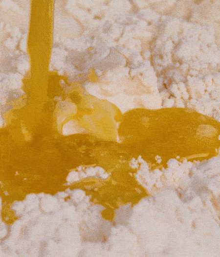 加融化的30g黃油（要不熱再倒）、黃椒、紅椒、白洋蔥、土豆、大蔥、香腸繼續(xù)攪拌均勻。