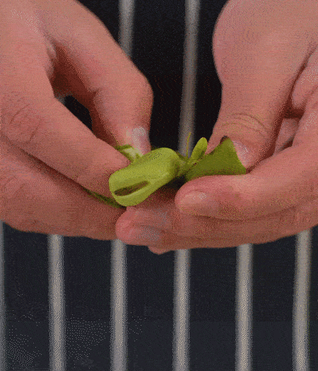 選用鮮嫩蠶豆，剝?nèi)ネ鈿ち粝露姑紫磧?，掰開(kāi)成兩瓣。