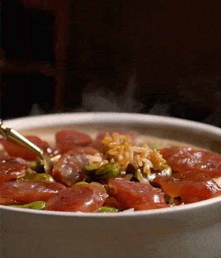 用生抽、白糖、蠔油、芝麻油調(diào)個(gè)汁，淋汁、攪拌、開(kāi)吃。