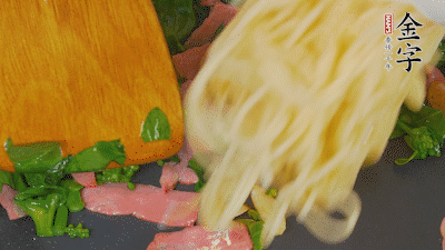 鍋中倒油燒熱，蒜片煸香，淡火腿略翻炒。