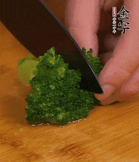 西蘭花用淡鹽水浸泡十幾分鐘后過開水焯燙熟后撈出。