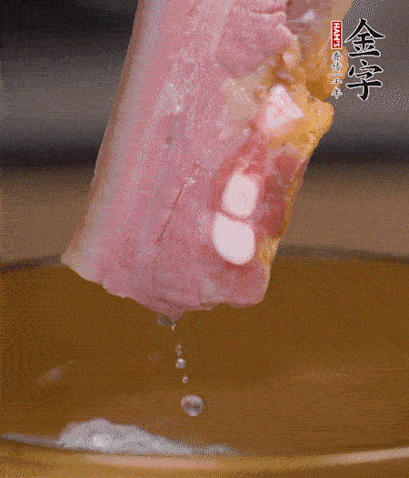 煮過的西蘭花切碎。煮熟的淡咸肉切丁。