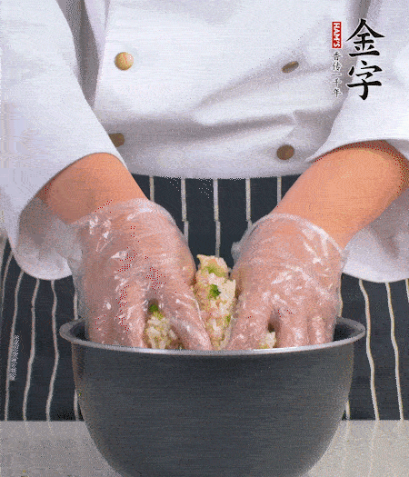 米飯中放西蘭花碎、咸肉丁，加少許黑胡椒、十來滴橄欖油拌勻。