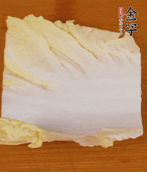 一片白菜一片淡火腿交替疊起，疊個兩三層放進(jìn)鍋內(nèi)，直到塞滿鍋。