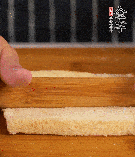 吐司切去四邊，搟??；烤腸竹簽穿過。