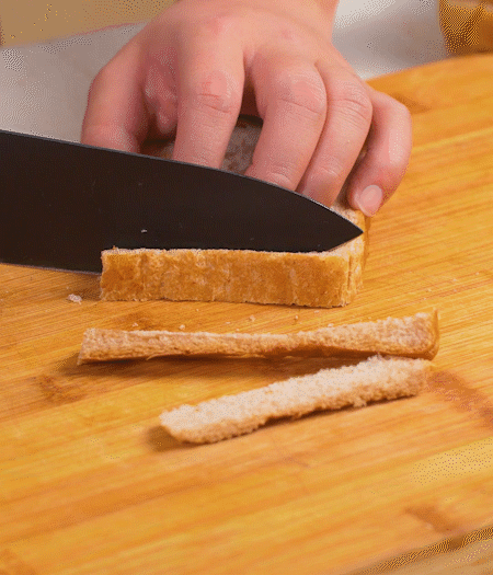 取1片黑麥吐司片，去掉邊邊，涂上一層蛋黃醬。
