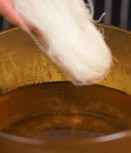 粉絲熱水泡軟。蒜、姜切碎末，小蔥切蔥花、小米椒切圈。金字火腿切薄片。