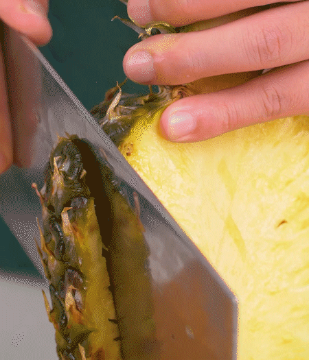 鳳梨去皮把果肉切塊，醬肉切小塊。