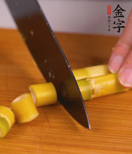 小野筍剝?nèi)ネ馄?，切成小段?>
					</div>
					<span>步驟 2/7</span>
					<p>小野筍剝?nèi)ネ馄ぃ谐尚《巍?/p>
				</li><li>
					<div   id=