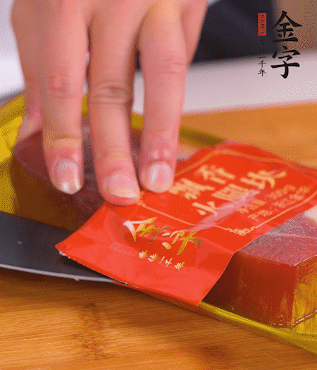 金字火腿切片，生姜切絲，蔥白切末。