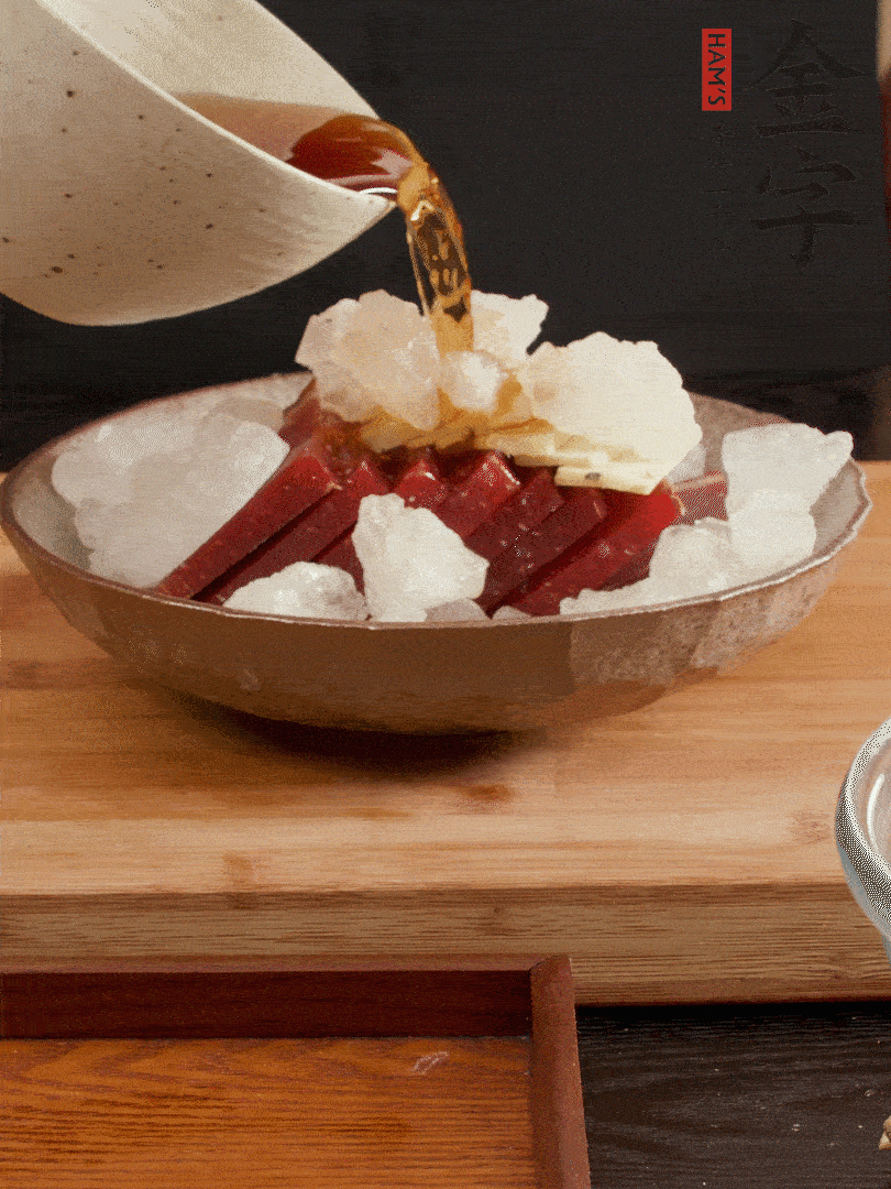 加姜片、冰糖、黃酒、水，蒸60分鐘，將火腿的咸逼出來。