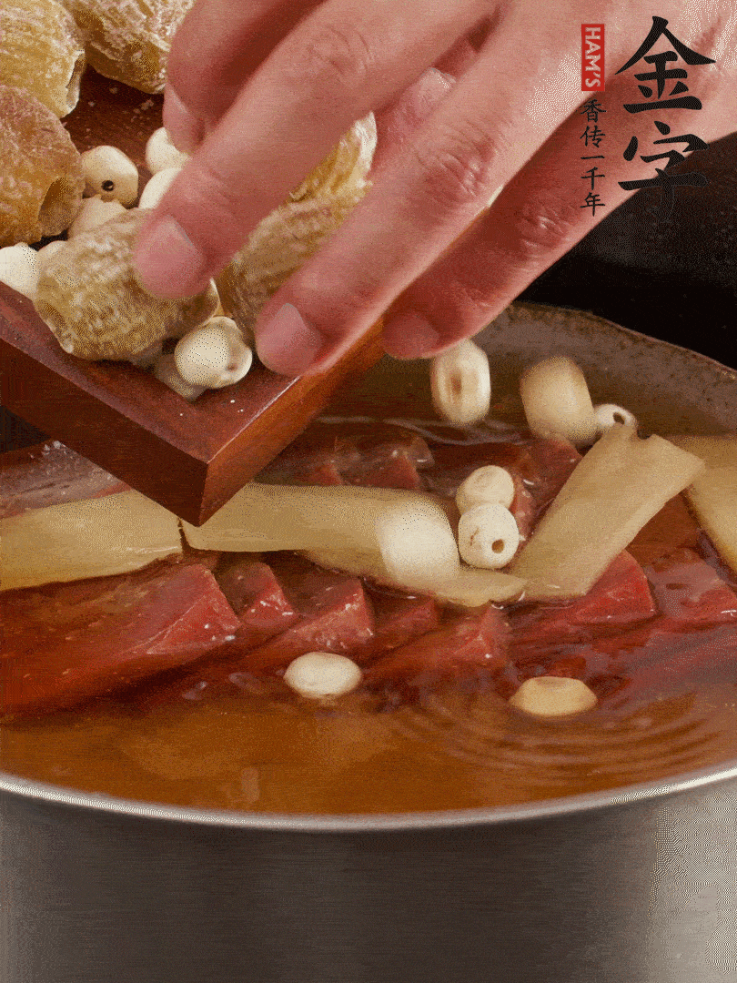 待冰糖融化后，放入蜜棗、蓮子同蒸25分鐘左右。