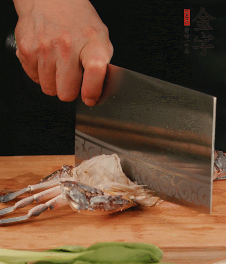 蟹殼拆開，去掉蟹肺、蟹心、蟹腮，切成4小塊。