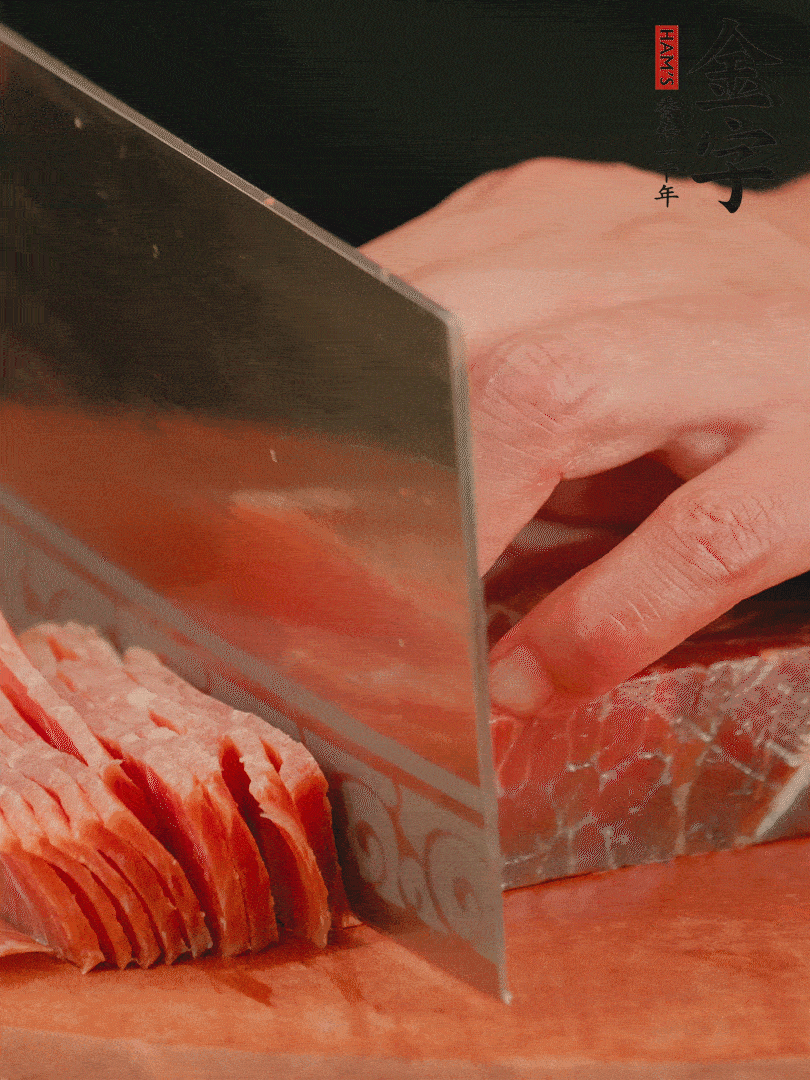 新鮮雞腿用刀在表面劃幾刀。金字火腿切薄片備用。