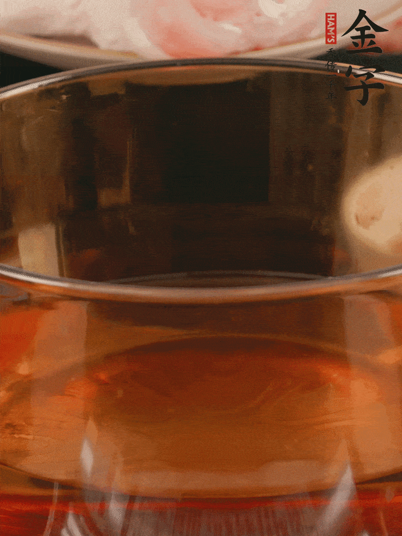 雞腿冷水入鍋，加姜片料酒焯水，撈出溫水洗凈。