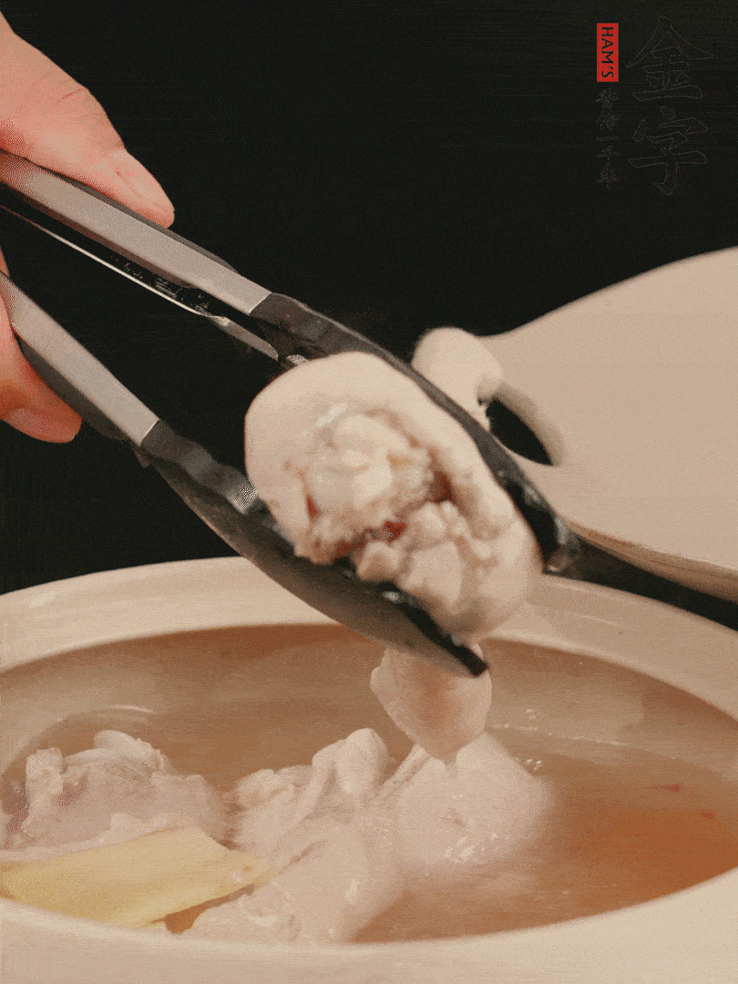 雞腿放入砂鍋，加姜片、料酒、清水，中火燉煮20分鐘撈出。