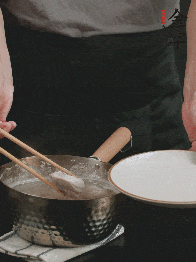 雞塊冷水下鍋，加姜片、料酒焯水，撈出洗凈備用。