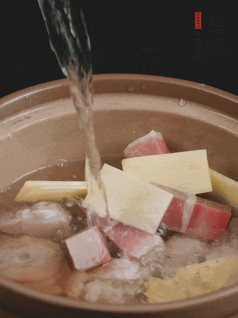 雞塊、火腿、姜片加適量料酒、清水燉80分鐘。