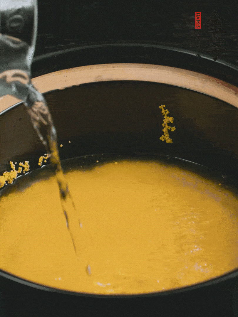 小米洗凈后，加水小火煲1個(gè)小時(shí)。