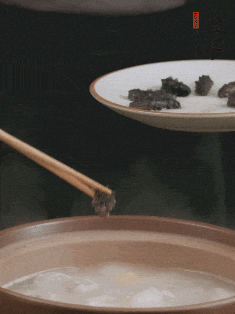 期間雞湯燉到80分鐘時(shí)，加小海參再燉10分鐘。