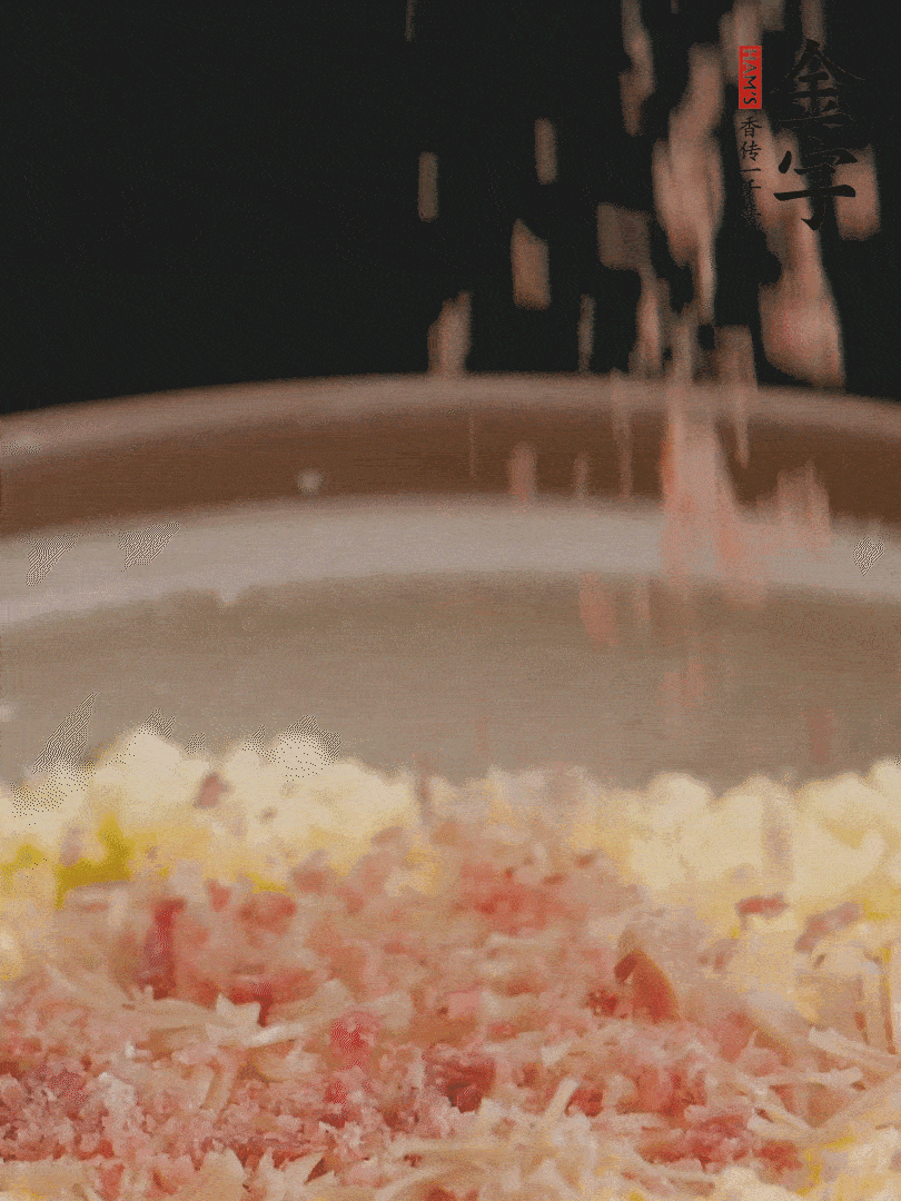 加雞湯沒過，放干貝絲、火腿末、小海參。