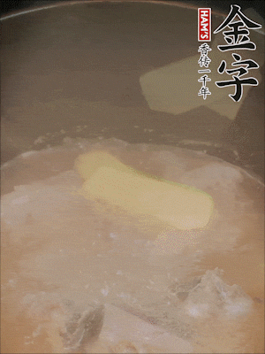 排骨洗凈，加生姜、黃酒焯水，溫水洗凈備用。