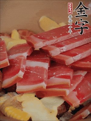 除鮑魚外的所有材料放進鍋里，加清水、姜、黃酒，大火燒開，轉小火煲90分鐘。