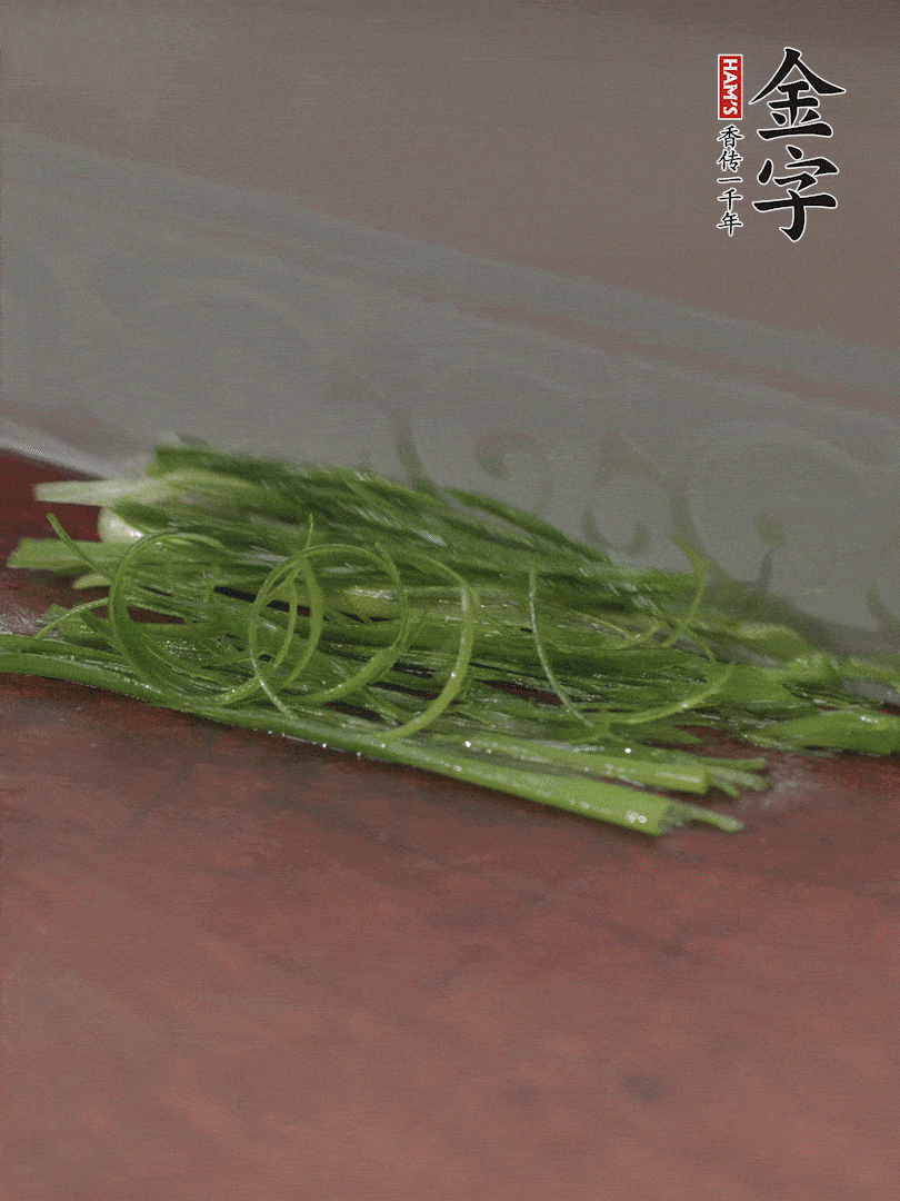 生姜切薄片，紅椒切細絲，小蔥蔥綠切細絲，泡入冰水中保持新鮮。