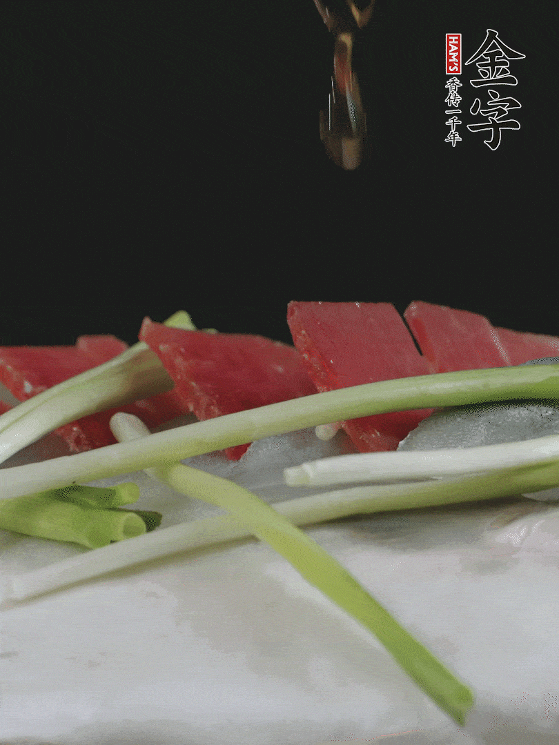 蔥白置于魚身，放適量豌豆，淋上花雕酒。