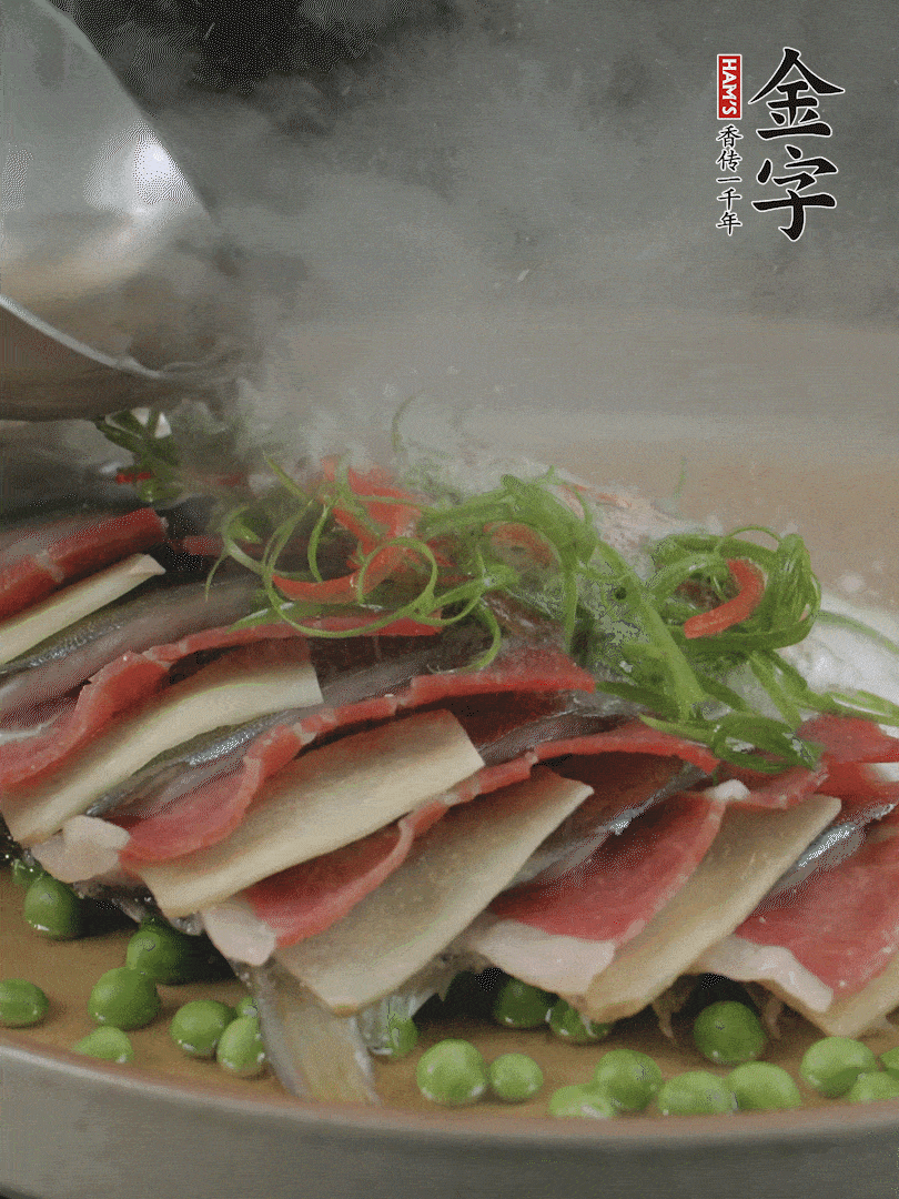 表面放上蔥絲、紅椒絲，淋上熱油。